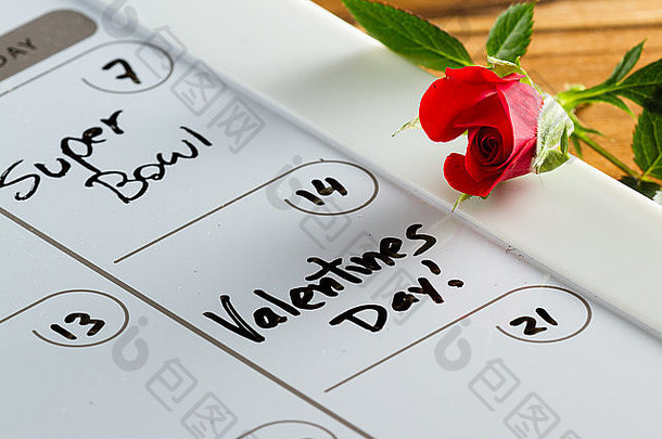 标有情人节的日程安排表或日历