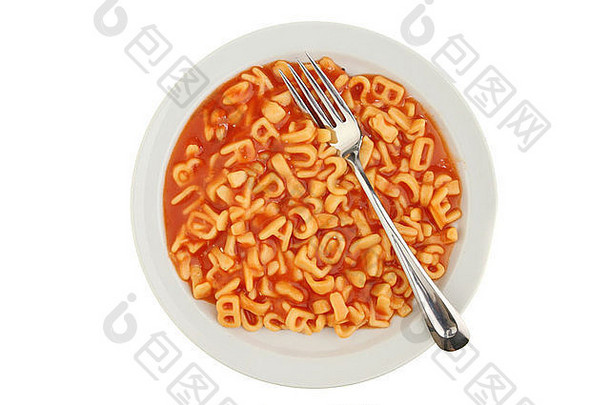 儿童餐：字母意大利面加番茄酱，叉子放在盘子上，与白色隔开