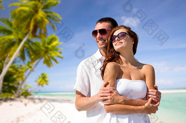 热带海滩上戴着墨镜的幸福夫妇