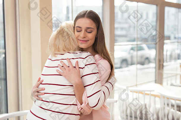 爱的女孩拥抱奶奶