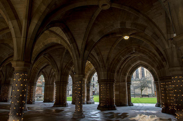 苏格兰格拉斯哥大学带有灯光装饰的回廊