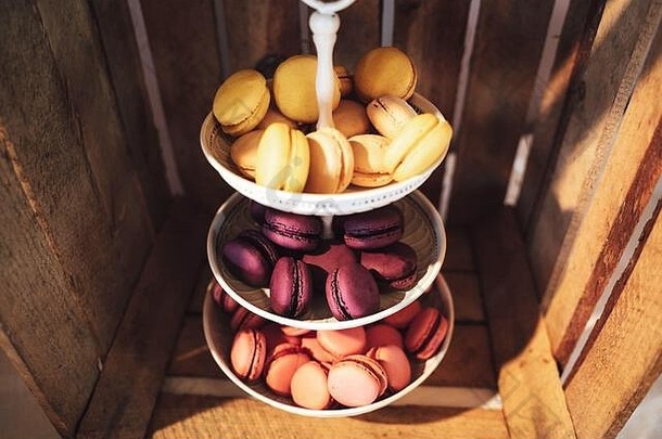 分层板站色彩斑斓的甜蜜的蛋白杏仁饼木植物盒子背景甜点服务下午茶咖啡婚礼聚会，派对