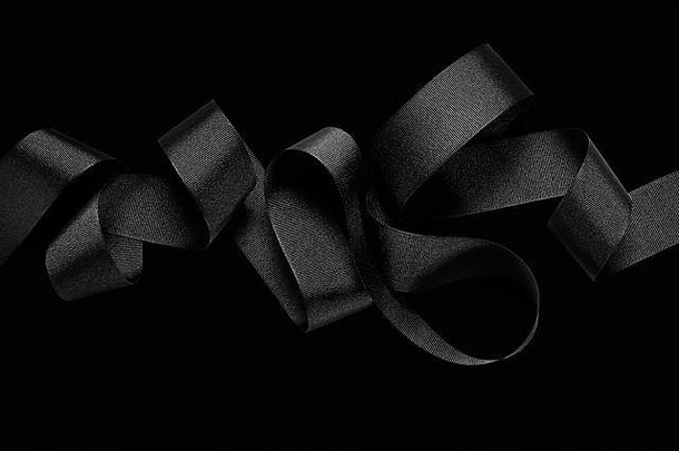 黑色背景上隔离的黑色丝带特写镜头