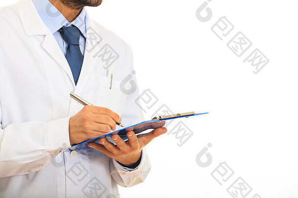 医生拿着白色背景上的蓝色剪贴板