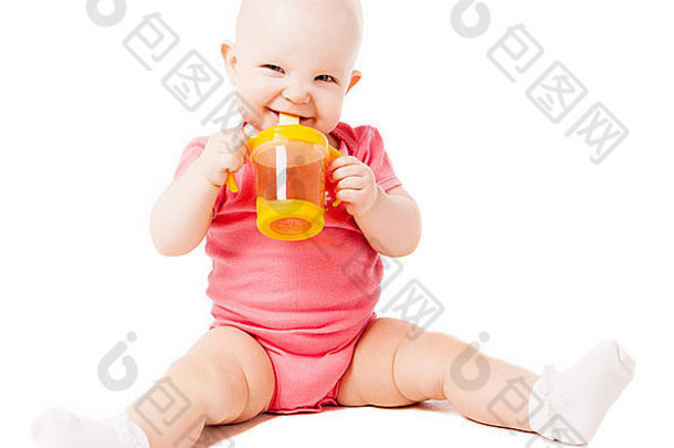 婴儿喝汁孤立的白色背景