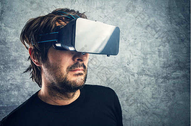 成人男人。护目镜享受虚拟现实现代未来主义的技术小工具