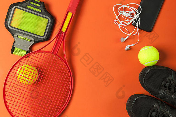网球集网球球拍智能手机红色的背景
