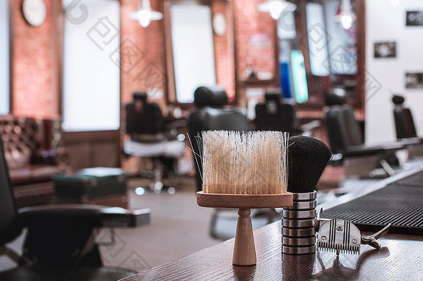 木制背景上的理发店设备。