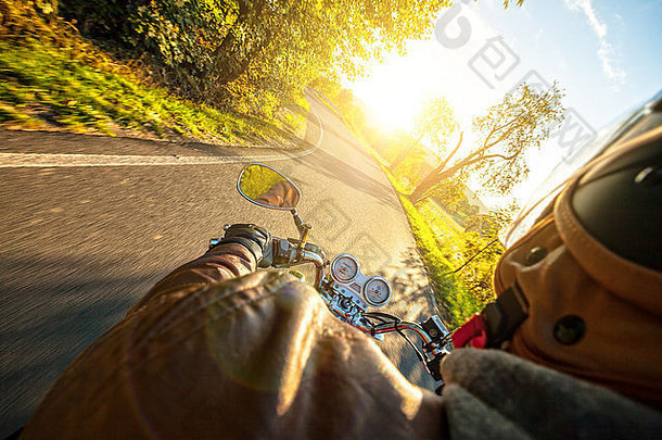 骑摩托车的人骑摩托车阳光明媚的早....