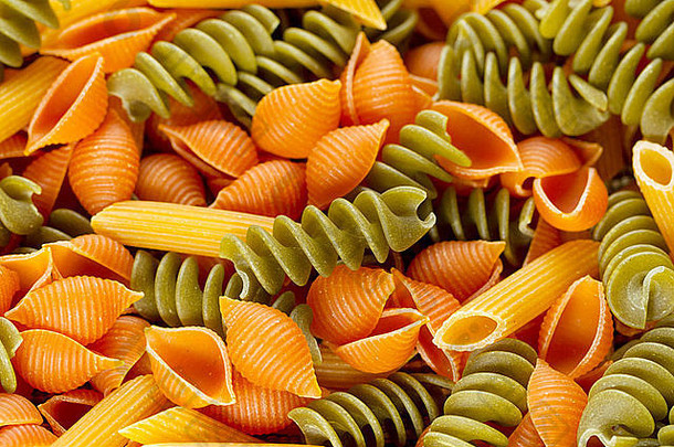 生面食的水平照片，不同形状，橙色、绿色和黄色