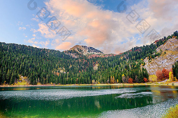 全景黑色的湖crno湖Durmitor黑山共和国