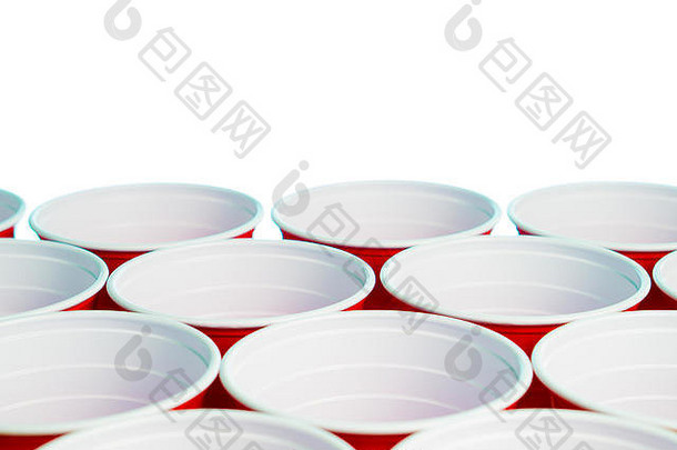 许多红色的聚会杯被隔离在白色的杯子上。大学酒精容器的特写镜头，可自由文本。活动营销与推广