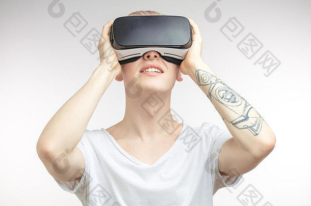 金发男人使用虚拟现实的虚拟现实耳机眼镜获得体验
