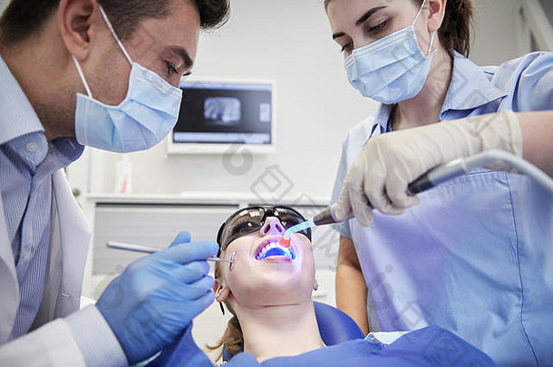 牙医治疗女人病人牙齿诊所