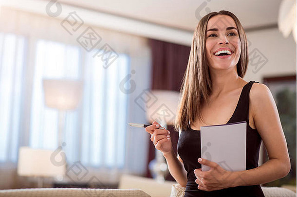 女人微笑持有清洁纸