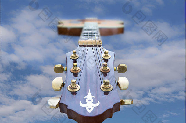 俯视着一把悦耳的吉他，俯视蓝天。图像的每一侧都有文本空间，给人的印象是