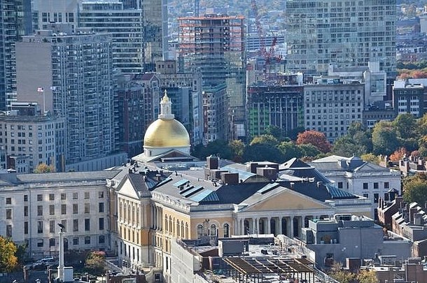 美国马萨诸塞州波士顿市比肯山上马萨诸塞州<strong>政府</strong>大楼的金色圆顶，与波士顿市中心的天际线相对
