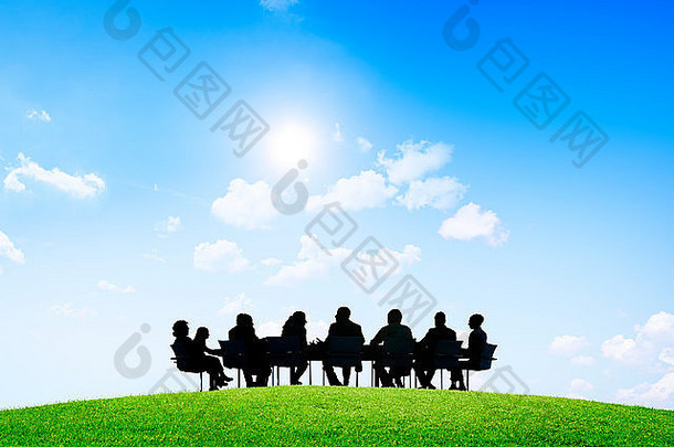 举行户外会议的一群商务人士。