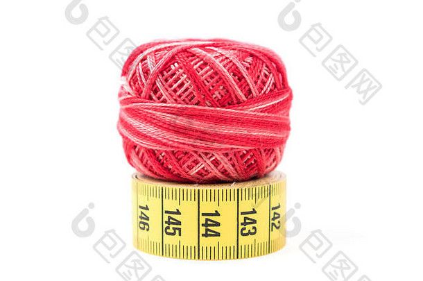 红色的缝纫线程前黄色的测量磁带缝纫配件工具