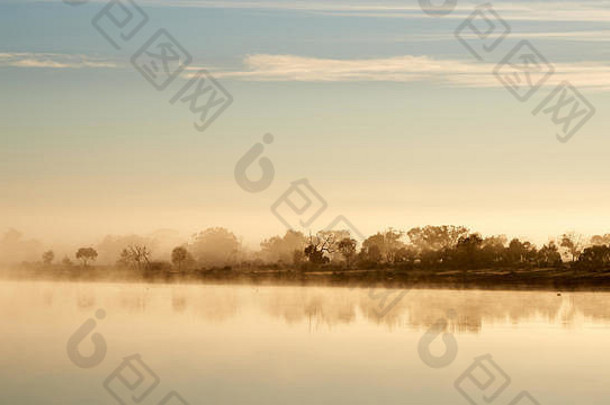 澳大利亚维多利亚州西北部的阿克罗斯比拉邦，早期的地表雾飘移。
