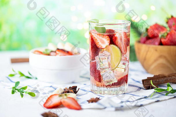 健康清新的能量冰镇草莓柠檬水配酸橙，明亮的夏季背景