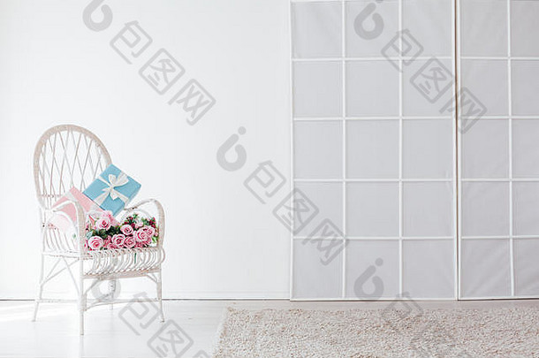 白色古董椅子礼物花室内白色房间