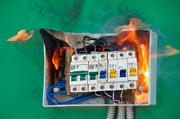 断路器的电气故障成为火灾的原因。电线松动导致电气保险丝盒内起火。导致配电盘损坏