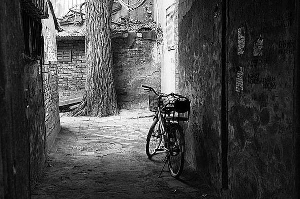 中国北京老胡同里的自行车。胡同让我们一窥几个世纪前北京的生活。