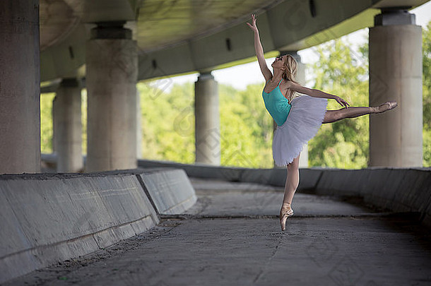 优雅的<strong>芭蕾</strong>舞演员在混凝土桥上做舞蹈练习