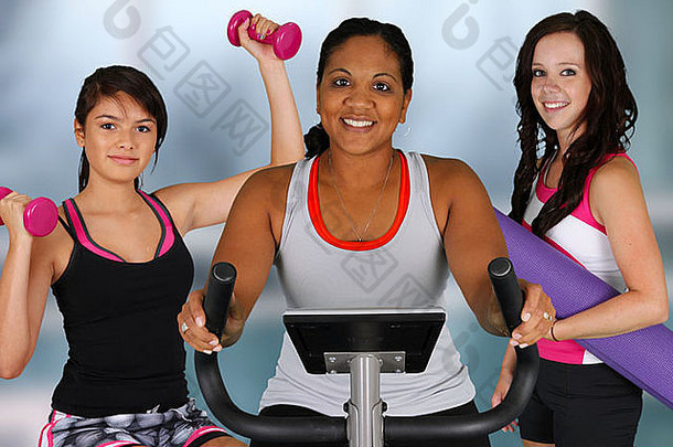 一群在健身房锻炼的妇女