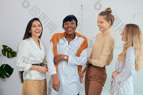 集团年轻的多样化的多民族团队相机摆姿势微笑穿休闲衣服高加索人非洲女士们白色办公室