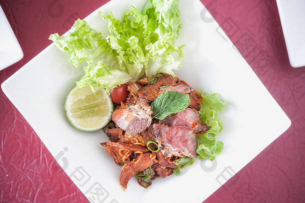 泰国菜的名字是烤牛肉加辛辣沙拉