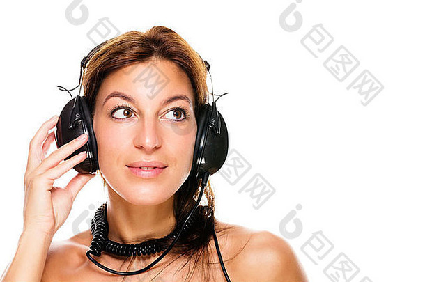 美丽的黑发女人在白色背景下听音乐