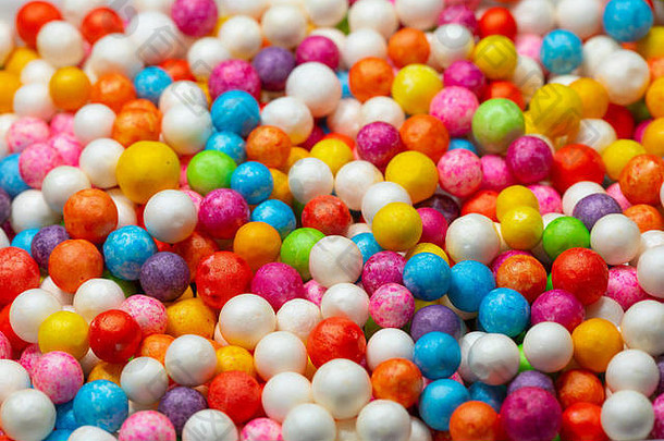 彩色明亮的背景，多色球。甜甜可口的背景糖