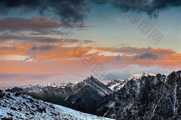 阿拉库尔山口的日落。位于<strong>天山山脉</strong>的Terskey-Alatau<strong>山脉</strong>的景观。吉尔吉斯斯坦、中亚。