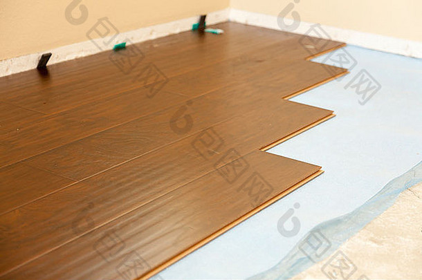 新的棕色强化木地板摘要。