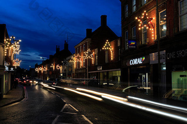 林肯郡伯恩市中心的圣诞灯；英格兰英国