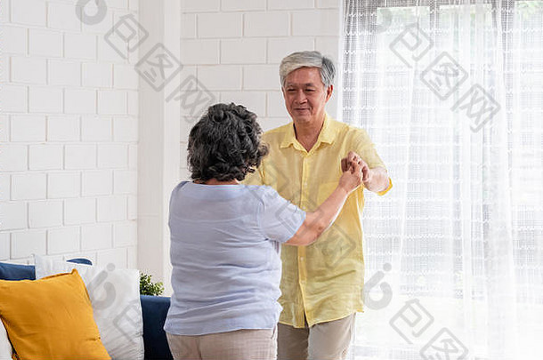 亚洲老年人夫妇享受跳舞生活房间首页老化首页概念