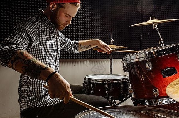 专业年轻的鼓手玩鼓工作室音乐表演者支安打鼓棒岩石卷音乐仪器概念