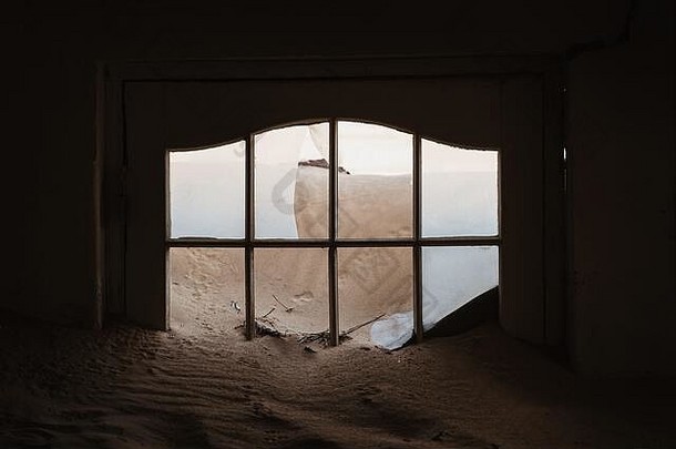 沙子侵入并占据了这座房子-概念照片