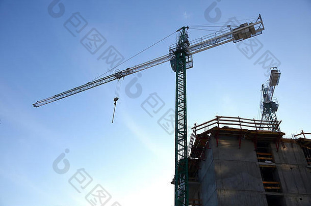 建筑起重机是高层建筑施工的基本工具。
