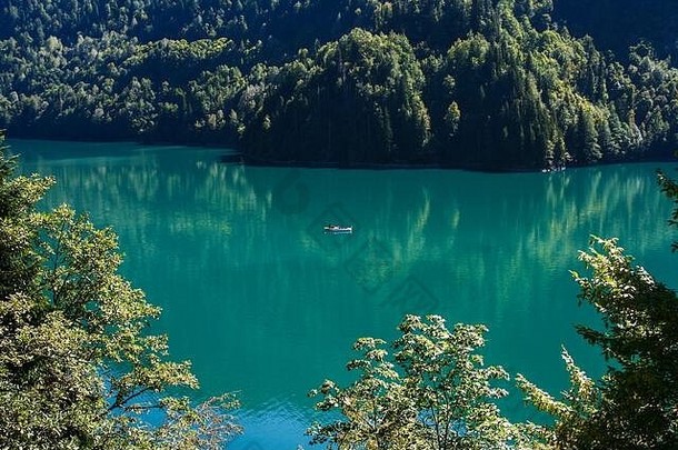 夏季风景拍摄的一个山区湖泊和河流。