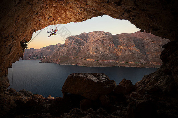 希腊卡利姆诺斯，一名女攀岩者从一个大山洞的悬崖上坠落
