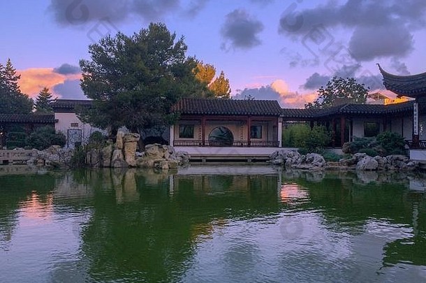 中国花园的夕阳