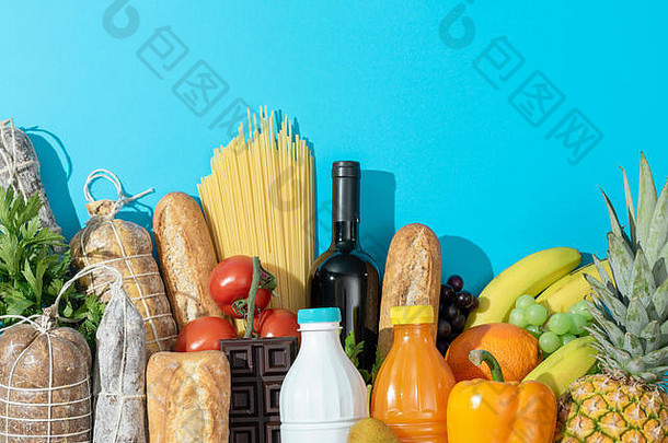 新鲜什锦杂货店购物项目：蔬菜、水果、饮料、乳制品和腌肉