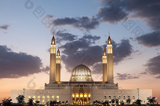 尼兹瓦的大清真寺夜间灯火通明。中东阿曼苏丹国
