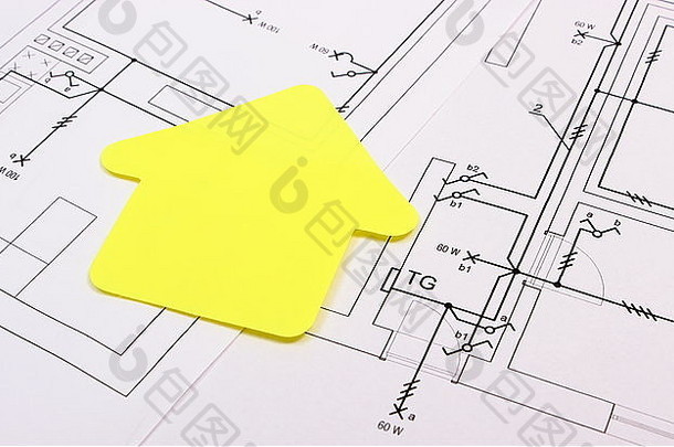 黄纸房子躺在房子的电气施工图上，技术和建筑概念