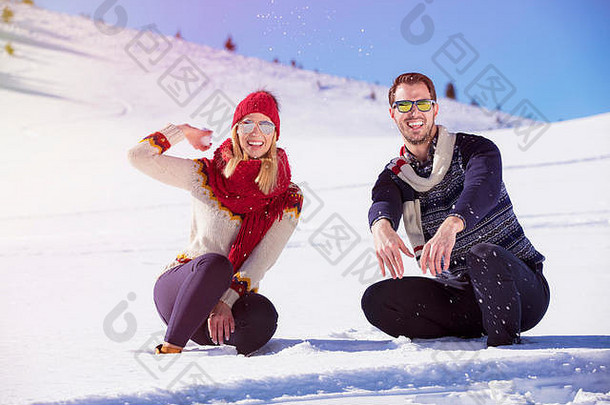 无忧无虑的快乐年轻的夫妇有趣的雪