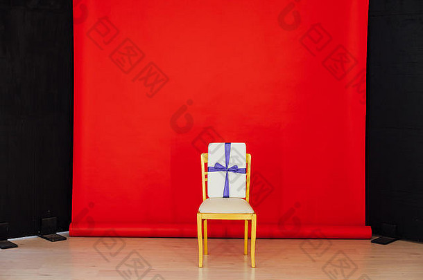 红黑背景的房间和金色的椅子，带礼物
