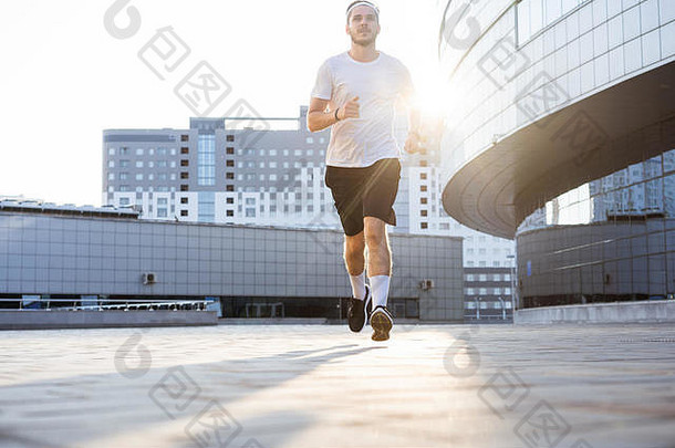 日落时分在城里跑步的帅哥。健身、锻炼、运动、生活方式概念